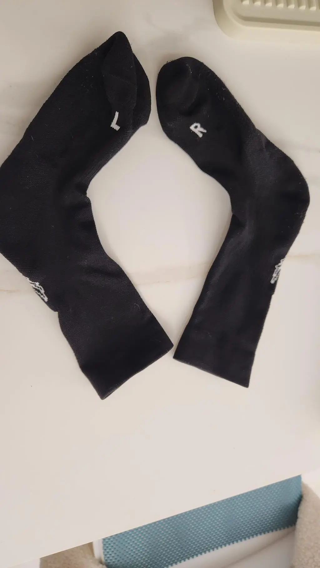 운동하면서 신으려고 주문했는데 왼발 오른발 지정 스타일이 있어서 좋으네요~쿠션감도