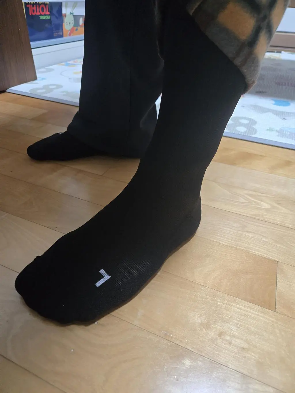 남편이 서서 일하는터라 구매했는데 발목을 잡아주니 너무 좋다네요.
