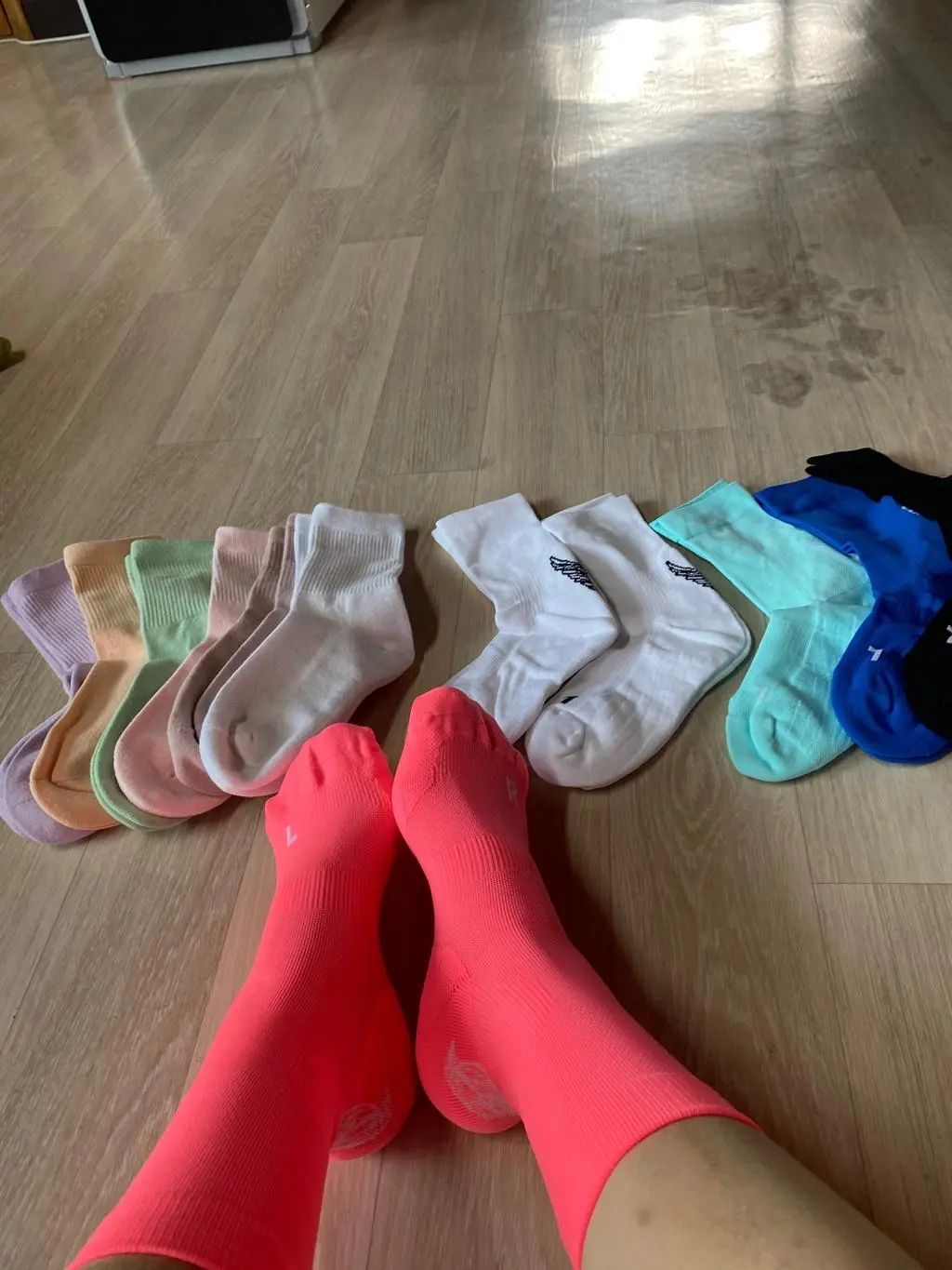 꽤 도톰해서 겨울에 신기 좋을 거 같아요~ 색이 아주 고와요