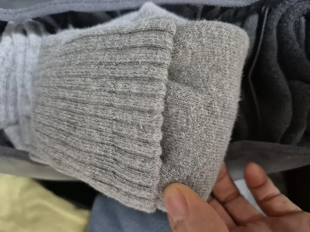 발 통통하고 두꺼운 초5 230 사이즈 남자아이 잘맞아요~ 폭신하고 탄성좋아서 아이가 신