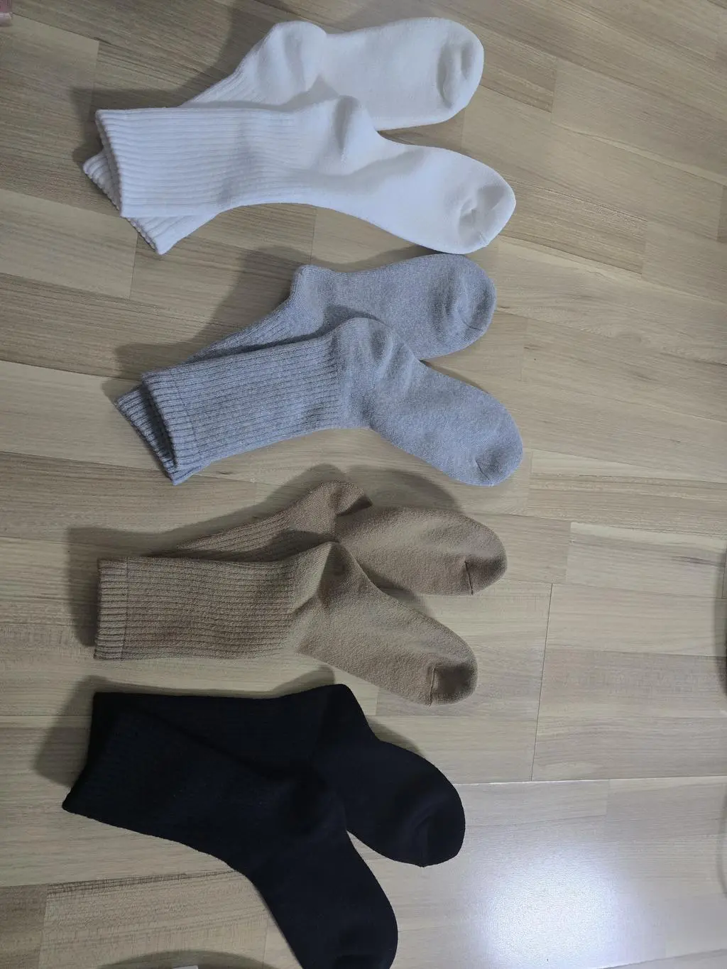 이제품 정말 강추합니다. 따숩고 재질좋고 신축성도 좋고 다른양말은 못신겠어요..👍