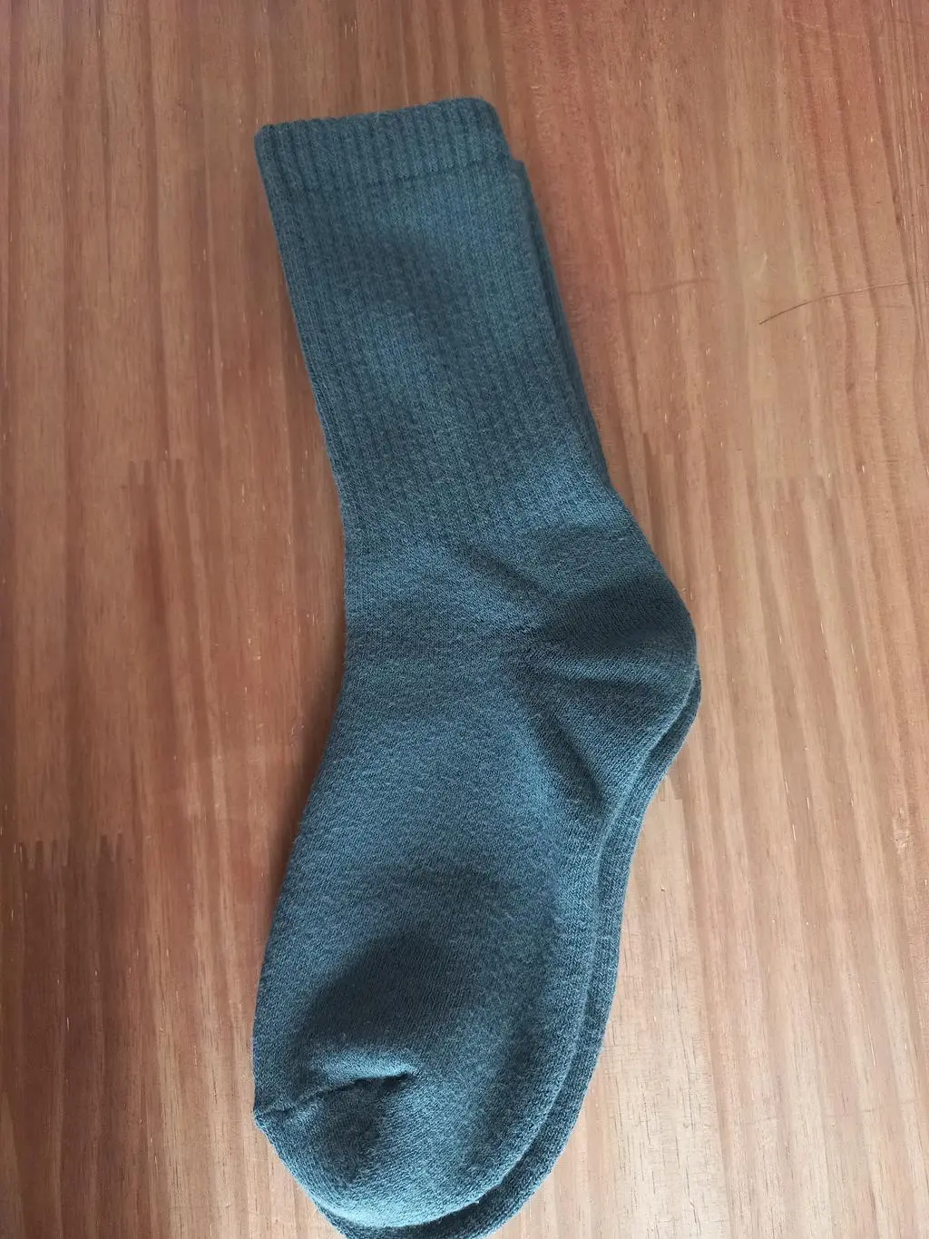 두꺼워서  따뜻하고 발바닥 아픈분들은 푹신해서 좋을거 같아요 대신 두꺼워서 기존 신