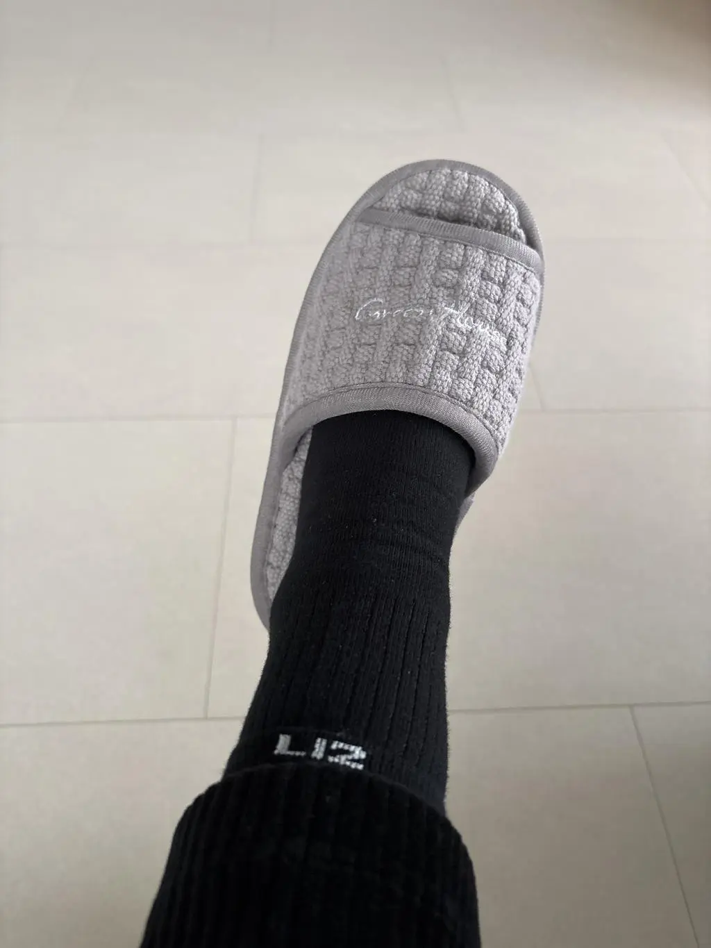 발사이즈가 작아서 양말이 좀 크네요. 그래도 편해요. 더 작은 사이즈가 있으면 좋겠어