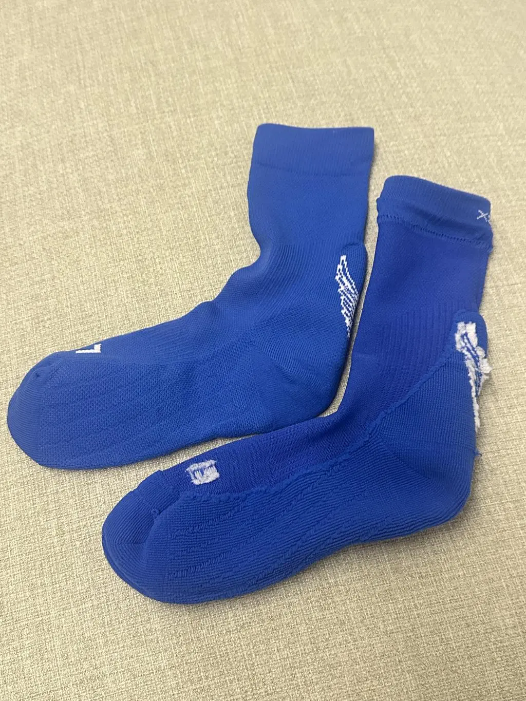 러닝양말의 쫀쫀한 + 뒷꿈치와 아치에 쿠션이 있어요
