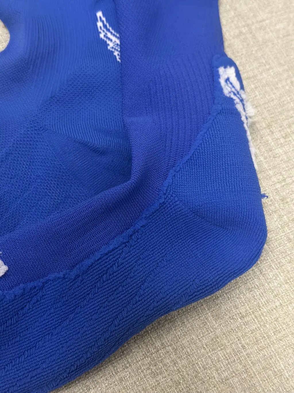 러닝양말의 쫀쫀한 + 뒷꿈치와 아치에 쿠션이 있어요
