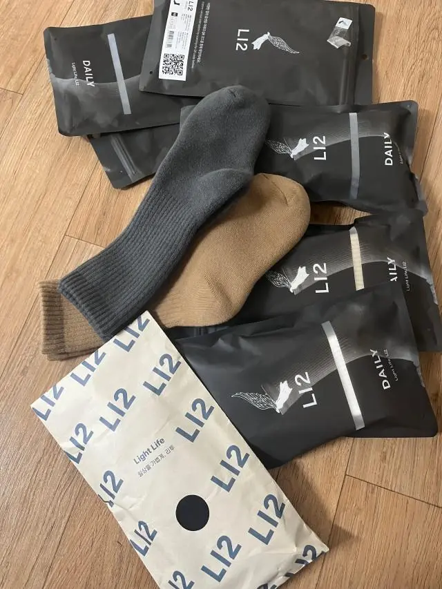 오자마자 신어봤는데 도톰하고 착 감기는게 만족합니다.
