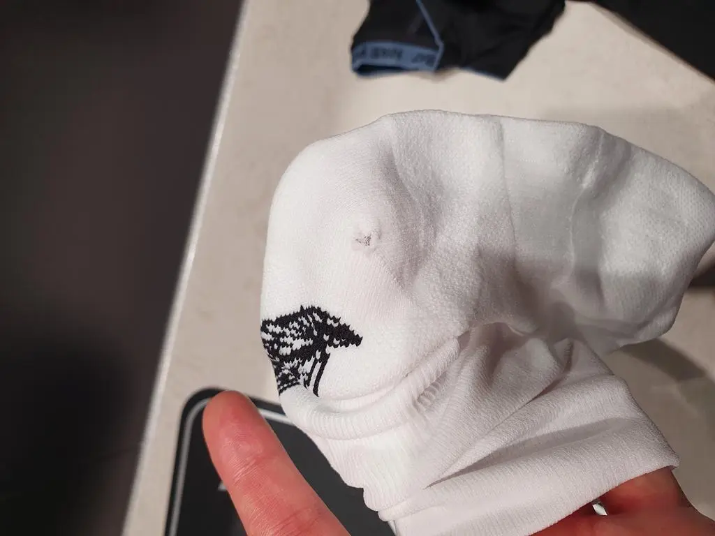 빠른 배송은 좋았으면  검수 미스가 있어 구멍난 양말이 1켤레 발생ㅡ 제품 오자마자  