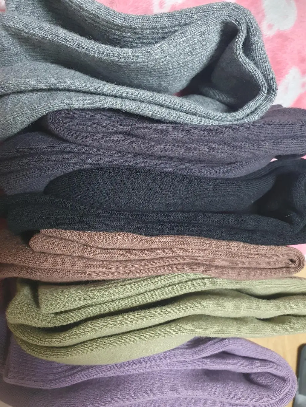 양말 좋네요 따듯하고 목이 길어서 목이 쫀쫀해서 흘러 내릴 일도 없을것 같고 색감도 