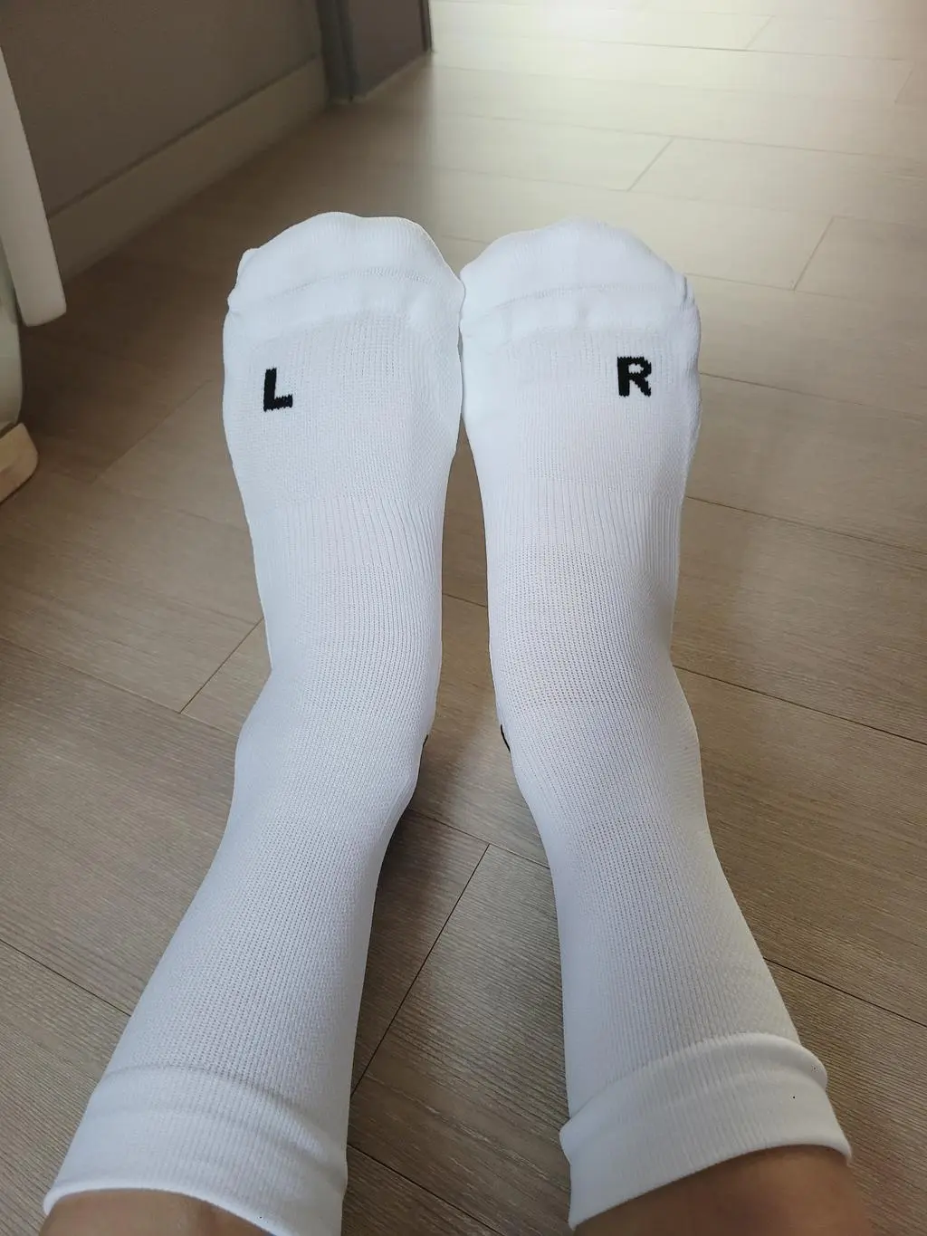 오른쪽.왼쪽 구분되어 신으면 단단히 잡아주는 효과가있어 신기하네요.ㅎ~
