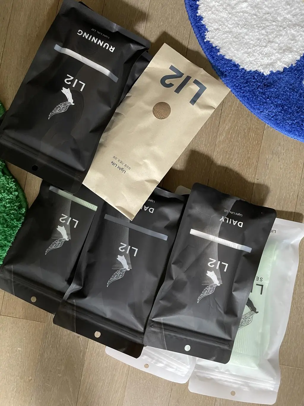 색상 예쁘고 발바닥이 도톰해서 좋아요. 다만 힌번 신고나면 보풀이 심한 편입니다. 이