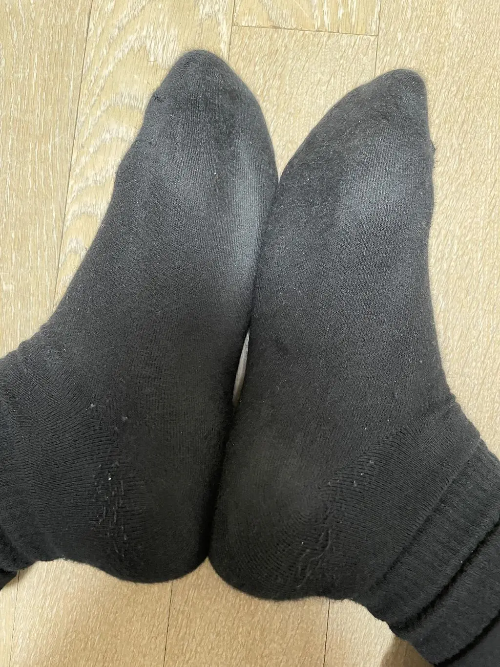 오래 서있는 직업이라 발바닥이 아파서 주문해봤어요. 발바닥이 도톰하여 신으면 폭신합