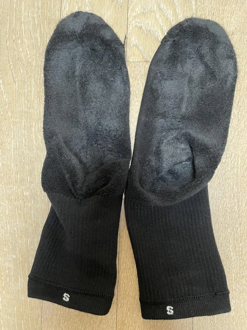 오래 서있는 직업이라 발바닥이 아파서 주문해봤어요. 발바닥이 도톰하여 신으면 폭신합