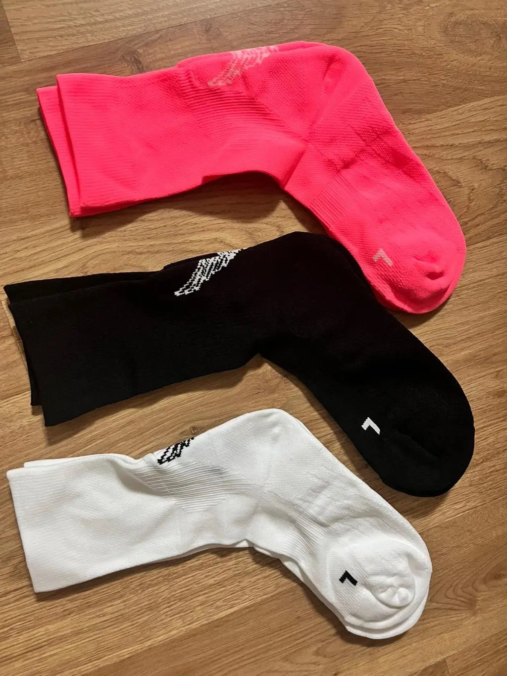 마라톤 10K 나갔는데, 쿠셔닝 편하고 발바닥과 앞꿈치에 패드가 더 있어서 좋았어요!
