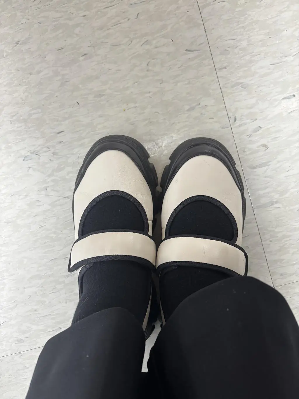 발 사이즈 235인데 s로 구매했어요. 건조기 돌리면 줄어들까하고요. 역시나 약간 줄어서