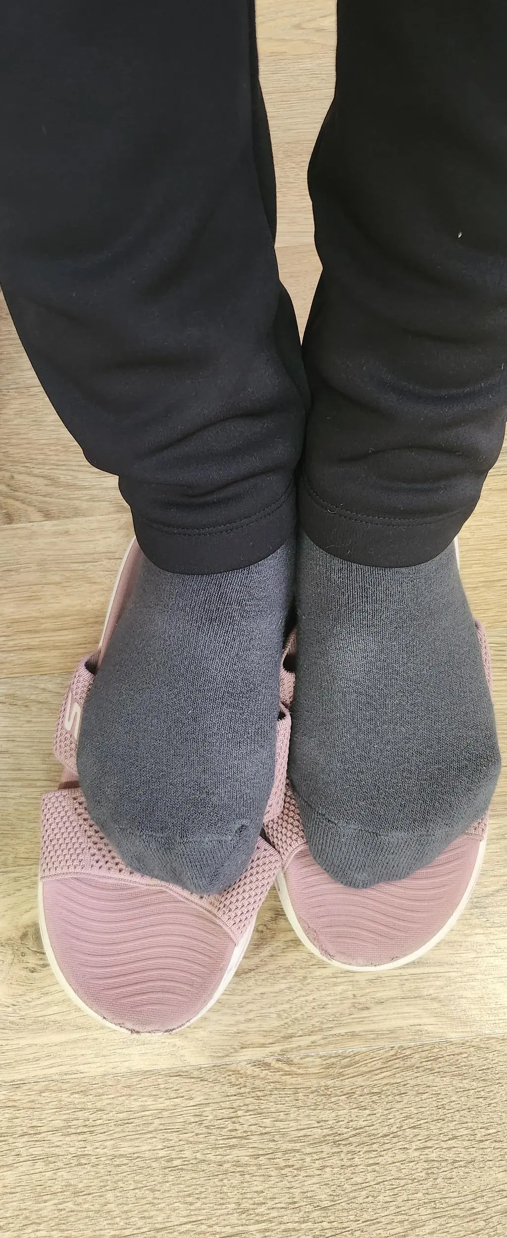 발끝이 안조이고 너무 편안합니다. 맘에 들어서 재구매 할려구요. 감사합니다~~