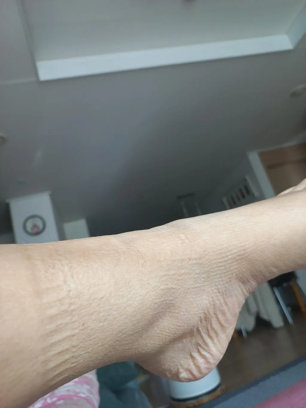 포근하고 수면양말처럼 미끄럽지않고  다니는데 지장없어요
