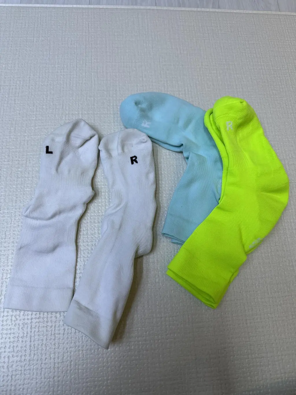 런닝용 아이템을 보고 비로 구매했어요~!왼쪽 오른쪽 구별할수 있게 표시되어있고, 발목