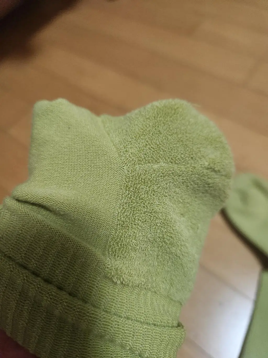 기모 양말과 같이 구입해서 그런지 발바닥부분이 생각보다는 푹신하지는 않네요.
