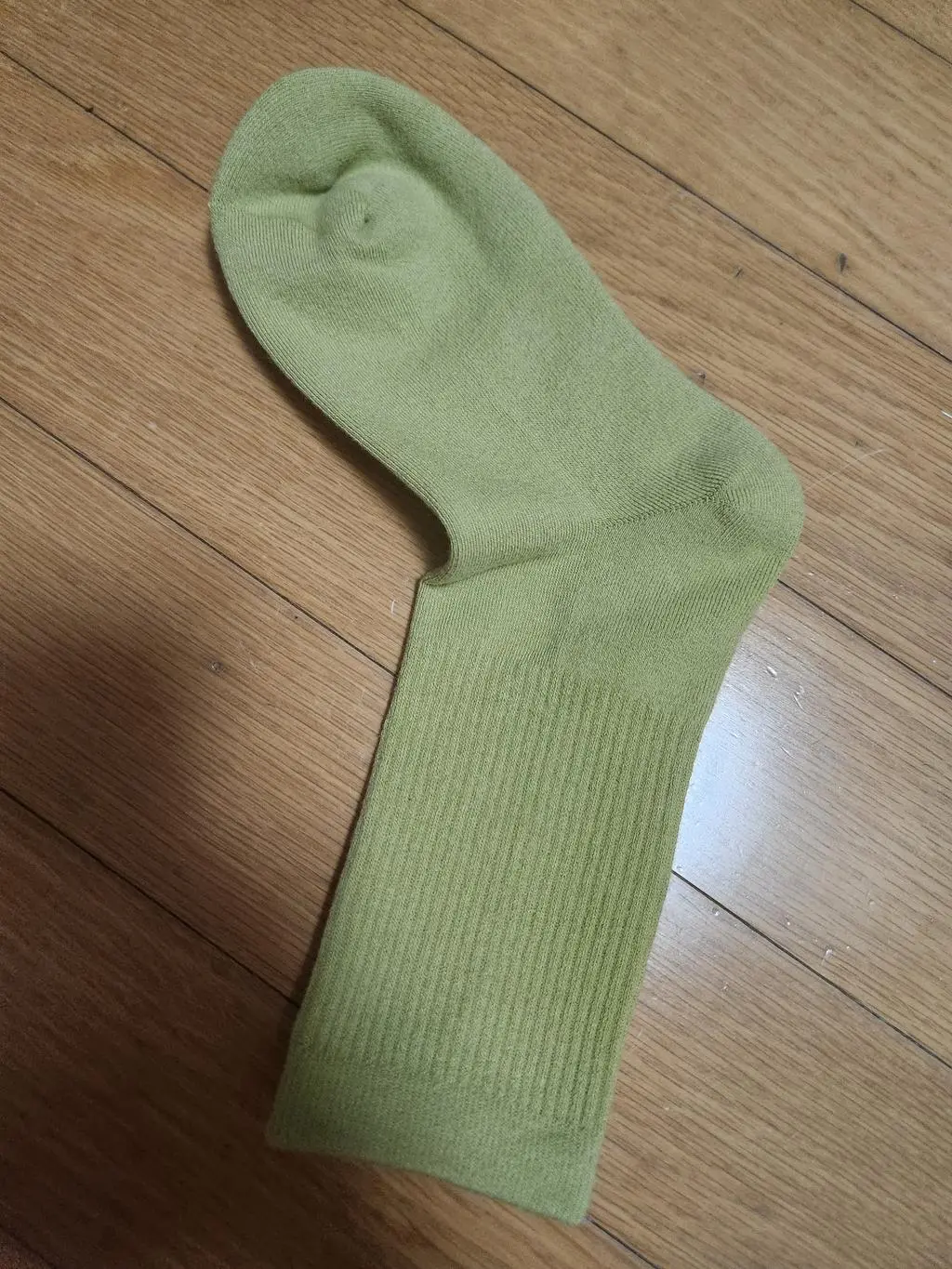 기모 양말과 같이 구입해서 그런지 발바닥부분이 생각보다는 푹신하지는 않네요.
