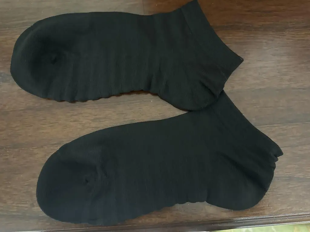 발바닥은 조금 두툼하고 발등은 얇아요. 
