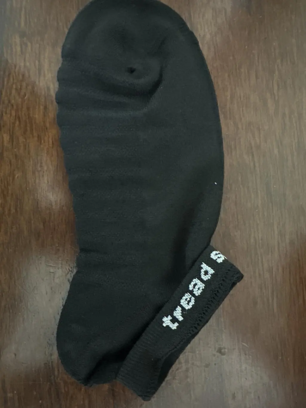 발바닥은 조금 두툼하고 발등은 얇아요. 
