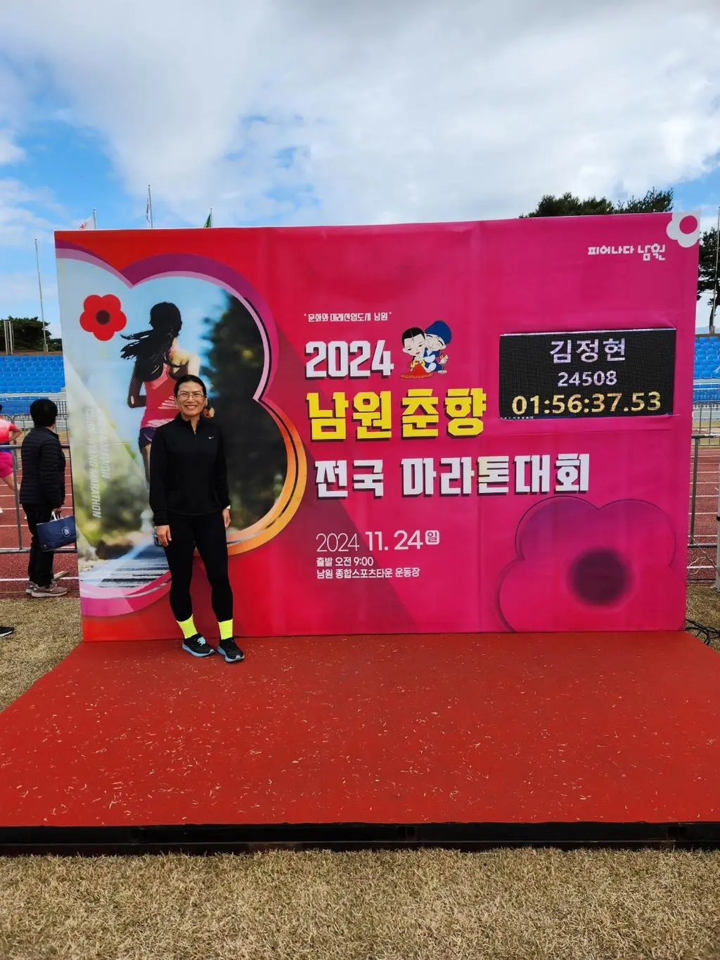 저는 하프 뛰면서 신어봤는데 잘 잡아주는 느낌이여서 좋았어요..단점은 신발과 마찰로