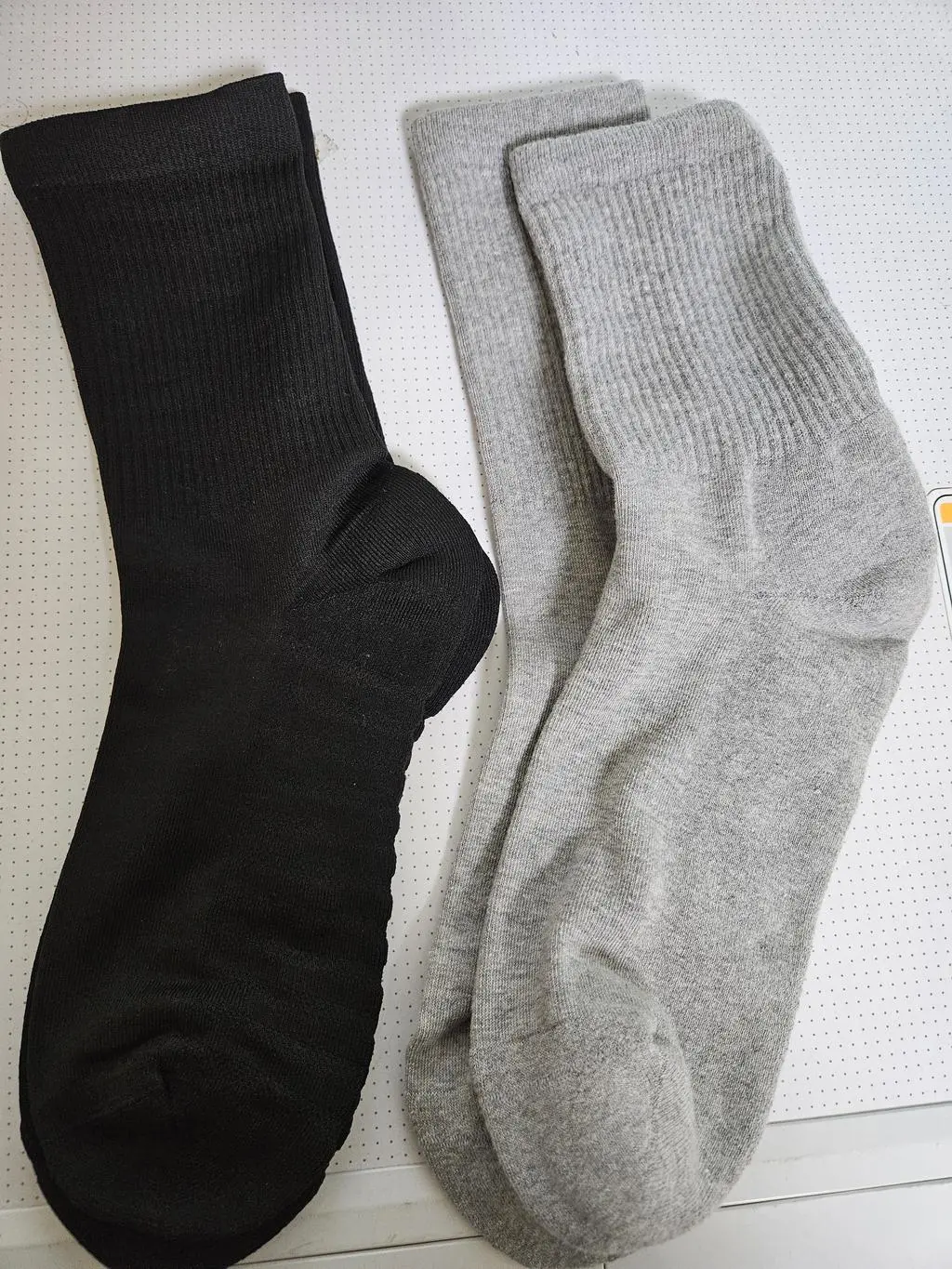 바닥이 파일로 이뤄져 있어서 도톰하고 편하게 발을 잡아줍니다. 제가 리커버리 신다가