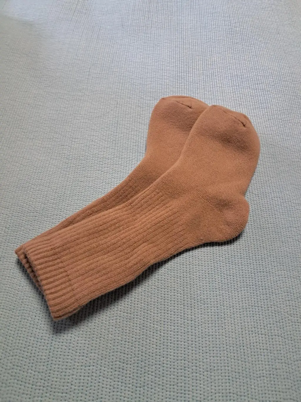 도톰해서 겨울용으로 구입했어요. 새끼발가락이 편해서 굳굳! 면 함량이 높지는 않은지