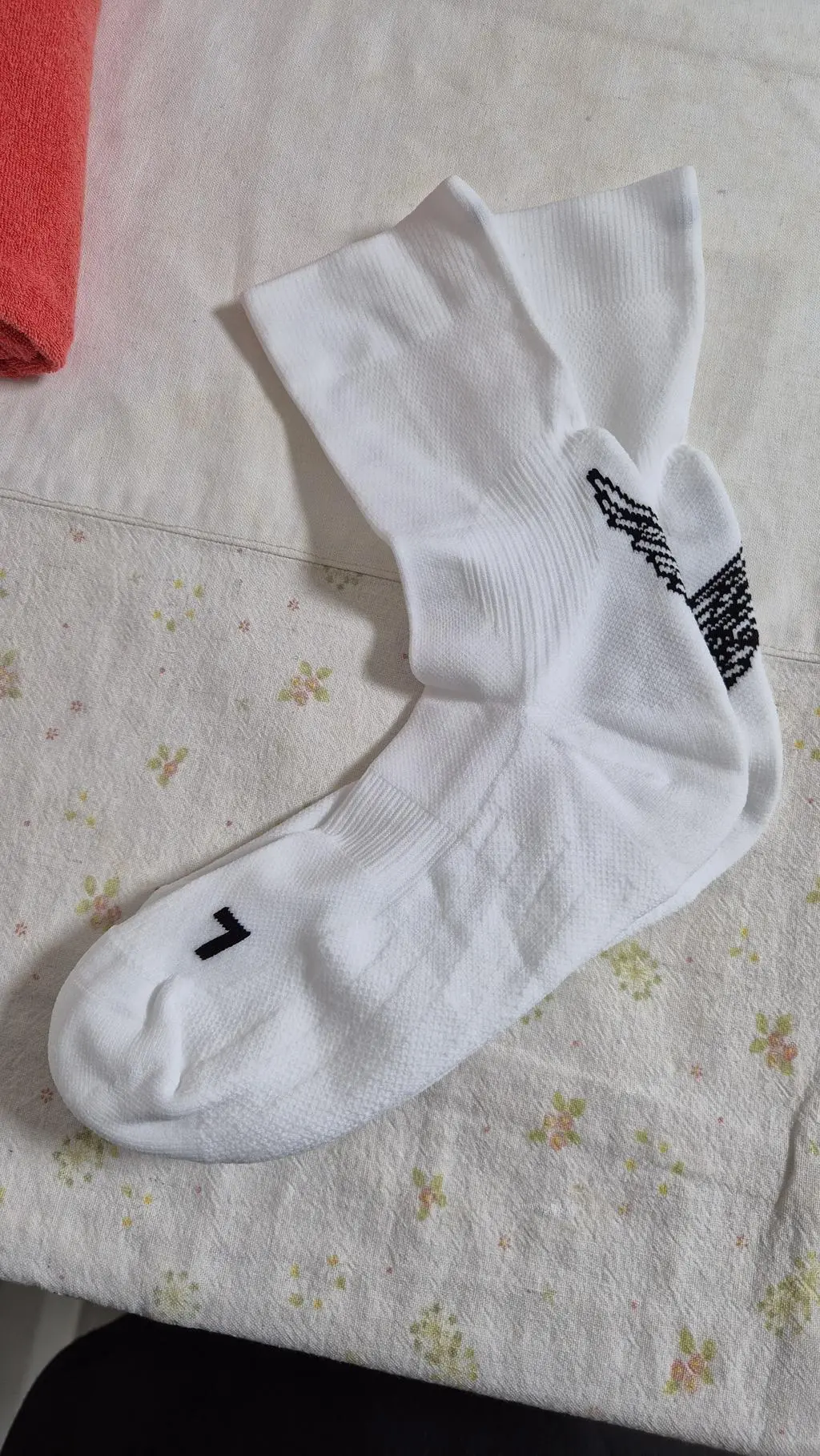 양말 짱짱하니 아주 좋네요.. 발목도 잡아주는거 같고 좋습니다..