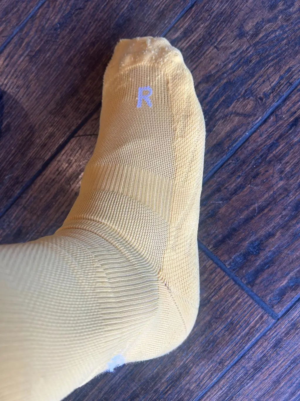 원래 나이키 양말만 신다가 발바닥 물집이 잡혀서
