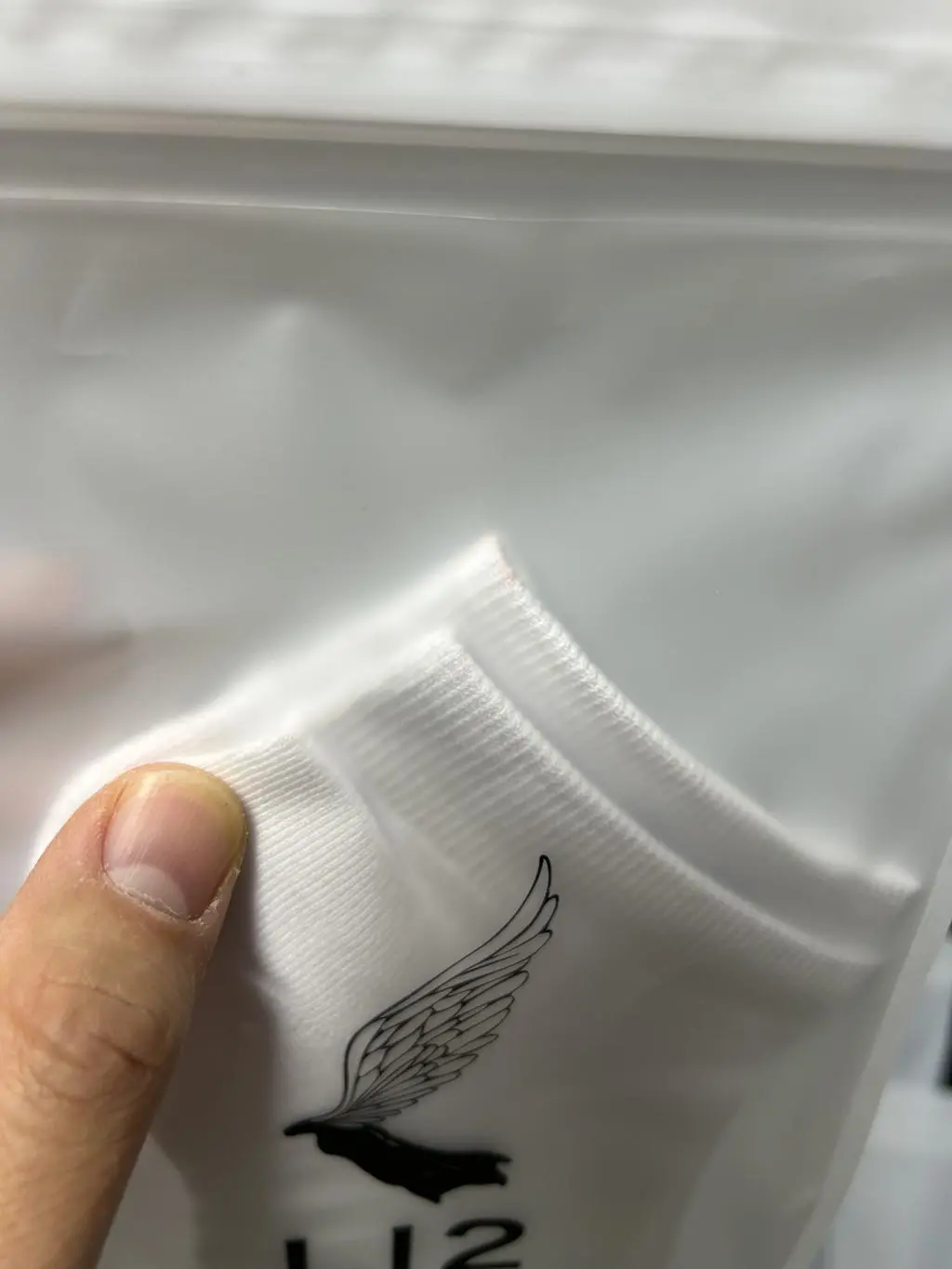 흰색 양말인데.. 뒷꿈치 위쪽에 오염이 되어 있네요..;;
