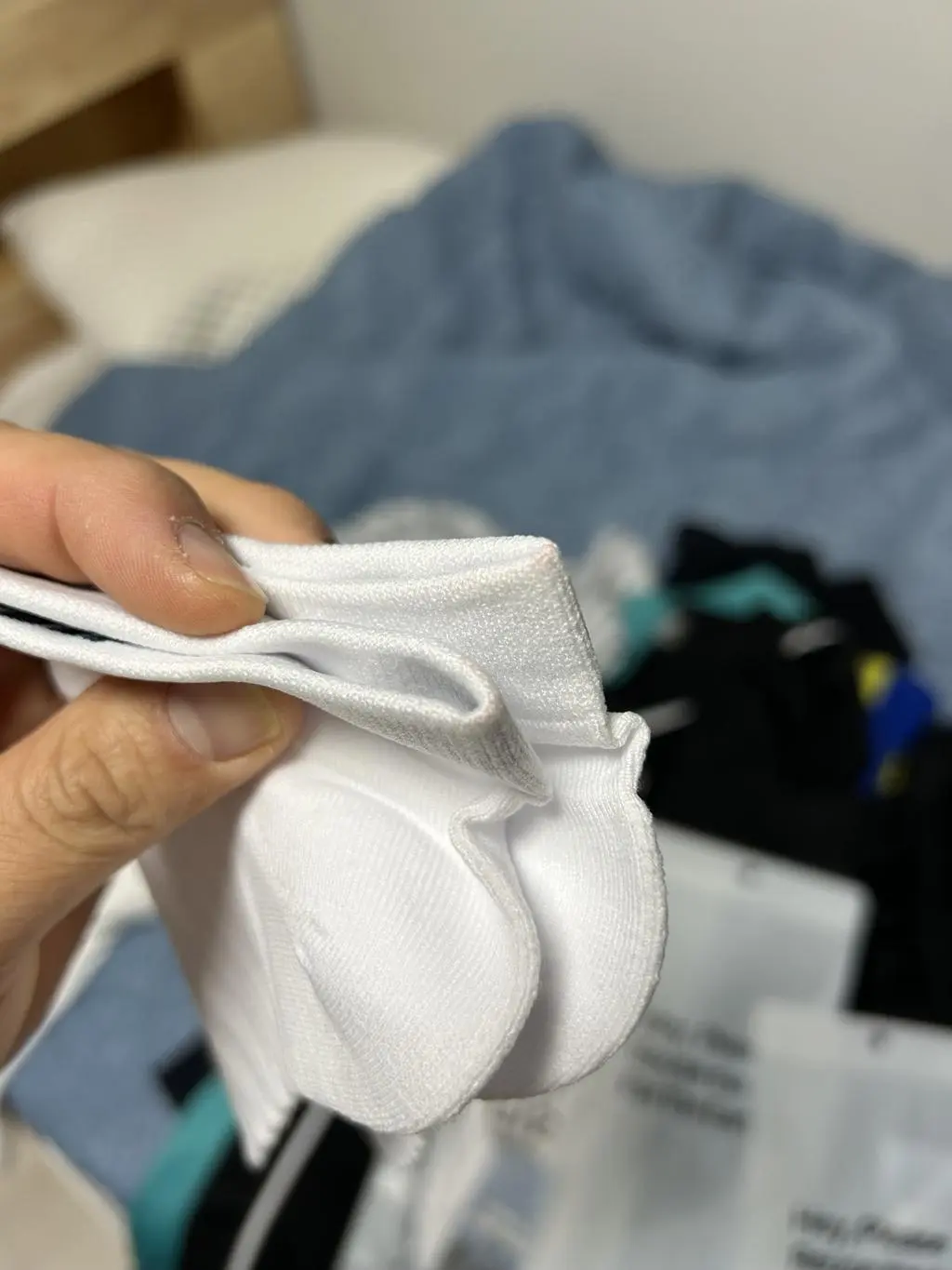 흰색 양말인데.. 뒷꿈치 위쪽에 오염이 되어 있네요..;;
