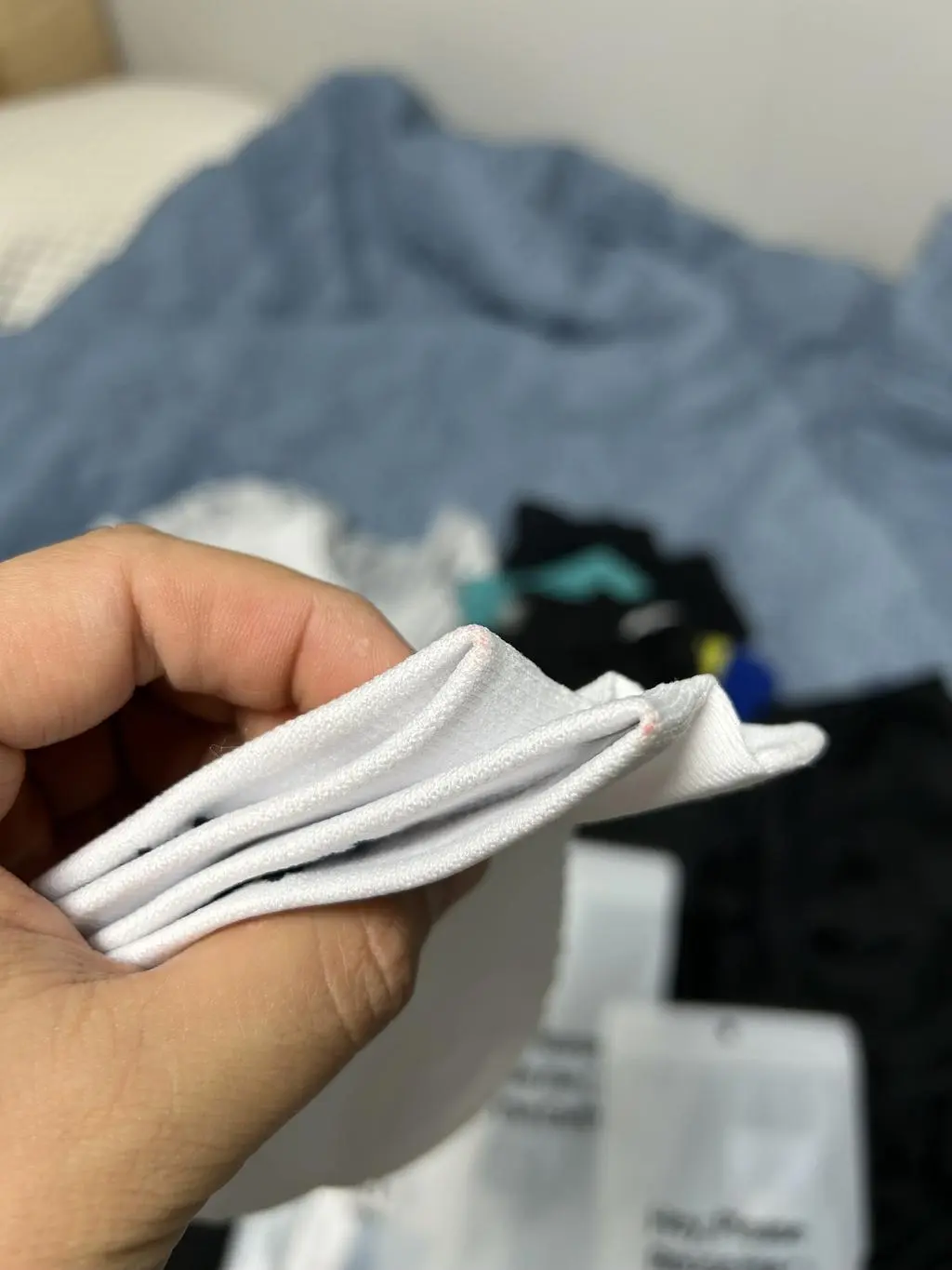 흰색 양말인데.. 뒷꿈치 위쪽에 오염이 되어 있네요..;;
