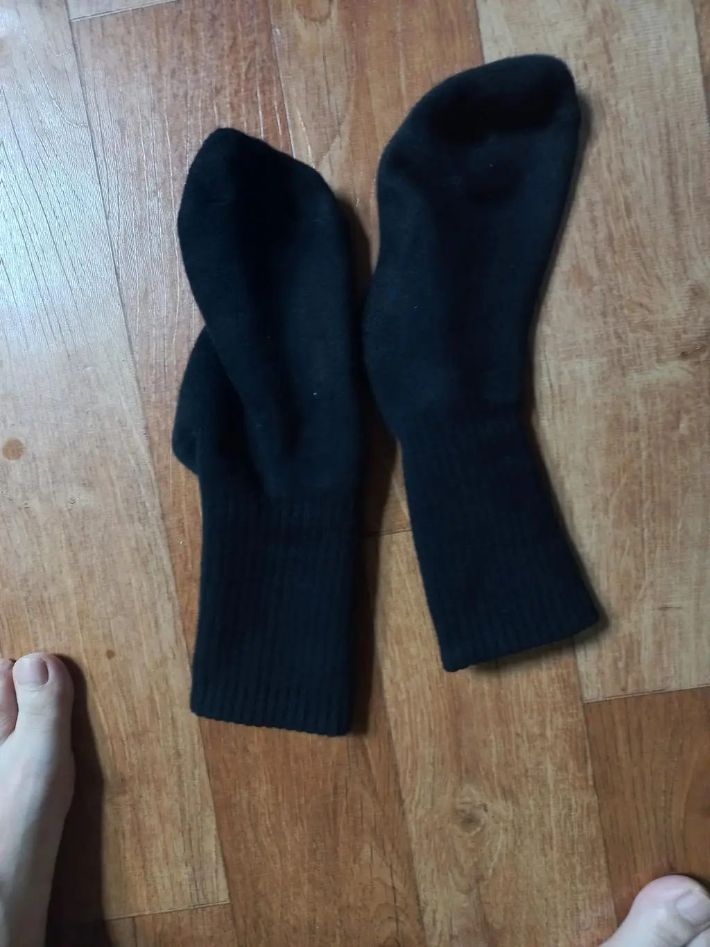 도톰한 것이 발이 편하고 따뜻합니다 장 시간 신어보지 않아서 땀 배출이 원활하게 되는