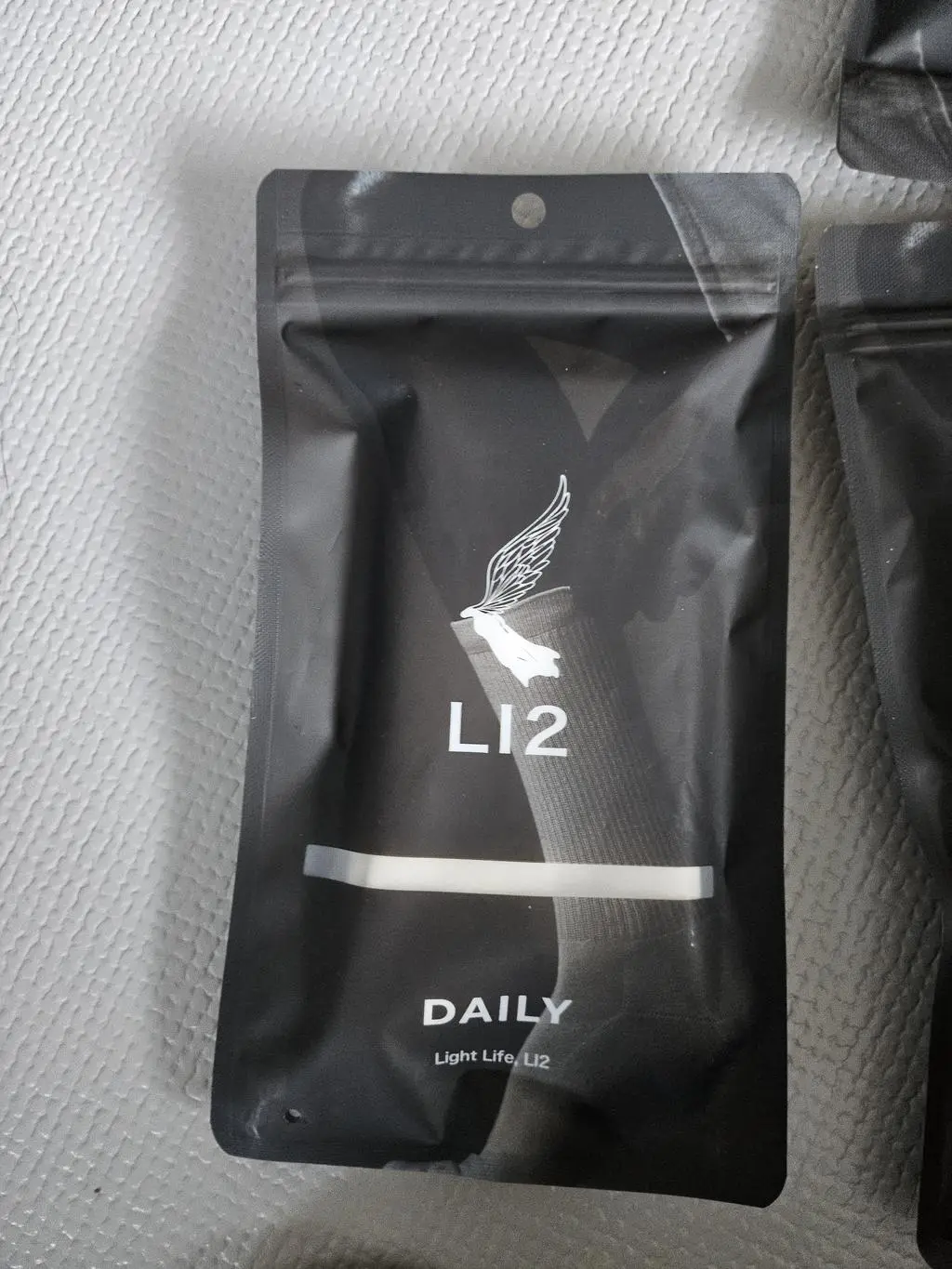 발이 폭신해요. 좋대서 사봤는데 발목은 잡아주고 바닥은 폭신하니 더 사고싶은마음입니