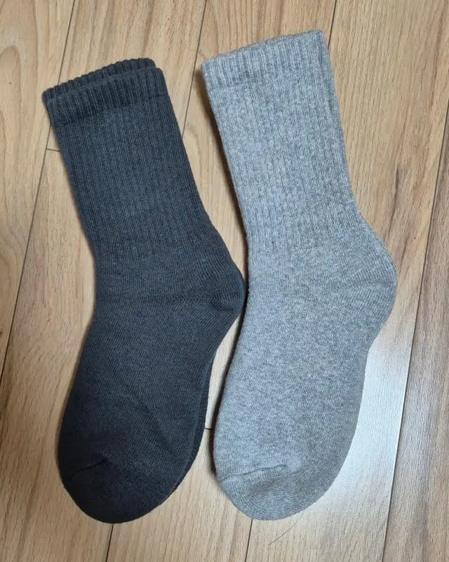 톡톡해요 겨울에 따뜻하겠어요! 컬러도 무난해서 좋아요
