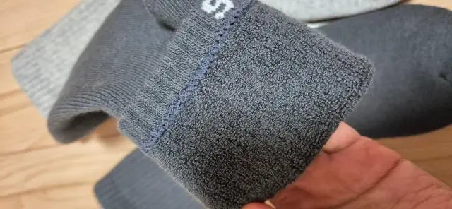 톡톡해요 겨울에 따뜻하겠어요! 컬러도 무난해서 좋아요
