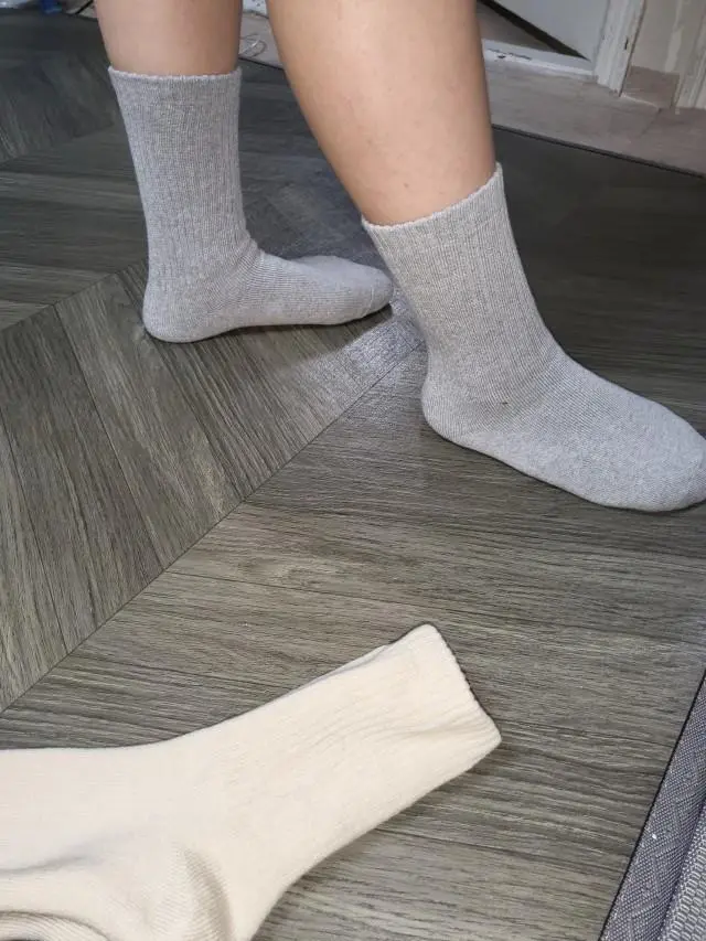 하루8시간 서서 일하는데 확실히 발바닥이 덜아픕니다! 감촉도좋고 발이 포근해요!
