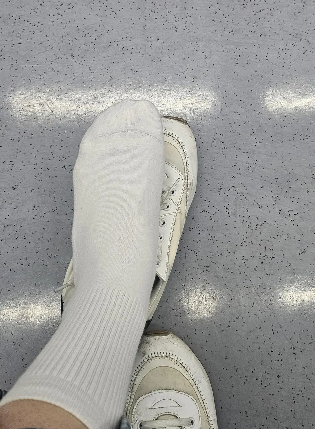 혹시나 제값 못할까싶어 세식구 사이즈별로 하나씩만 사서 신어봤어요. 결론은...재구매