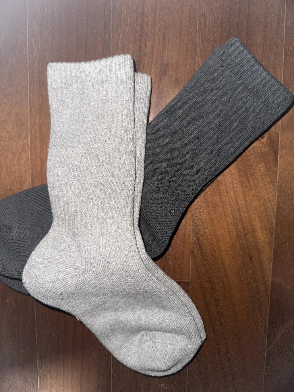 엄청 두꺼워서 발바닥이 푹신해요! 피곤이 발바닥으로 와서 늘 아펐었는데 이거 신으니