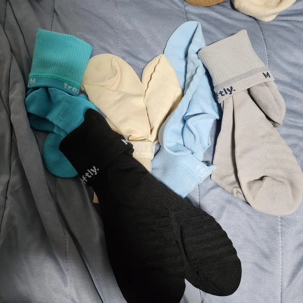 처음 신어봤는데 일반 양말보다 얇은 느낌이 듭니다.
