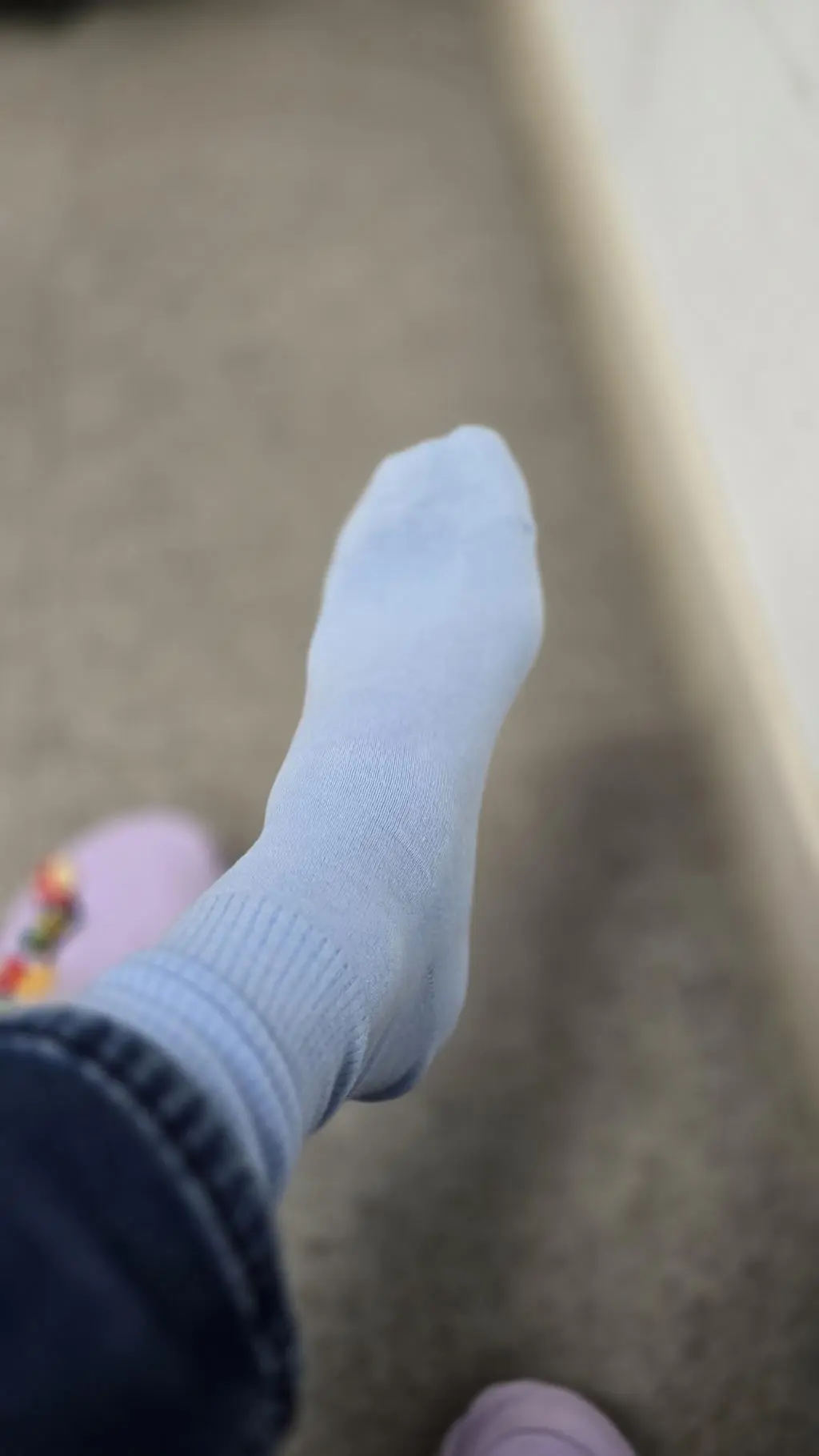 얇지만 발에서 따로 놀지 않고
