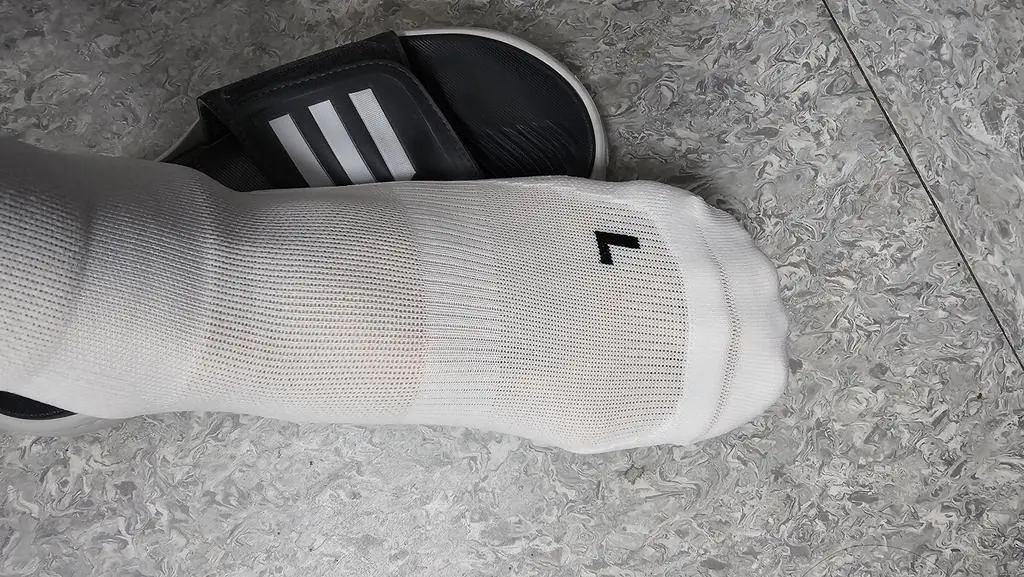 가볍고 쫀쫀하고 발에 촥 감싸주네요 맨발길이 258 
