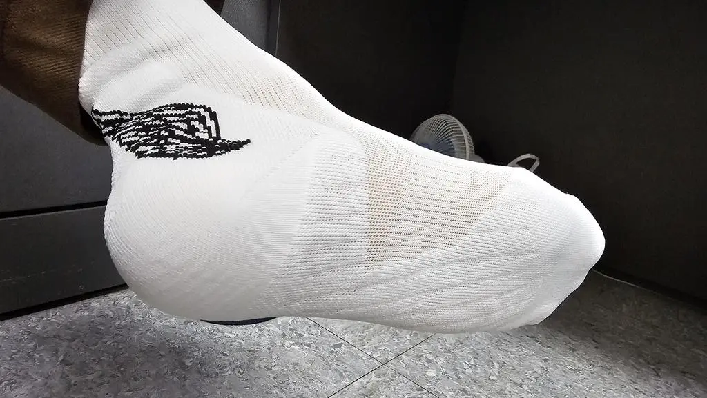 가볍고 쫀쫀하고 발에 촥 감싸주네요 맨발길이 258 
