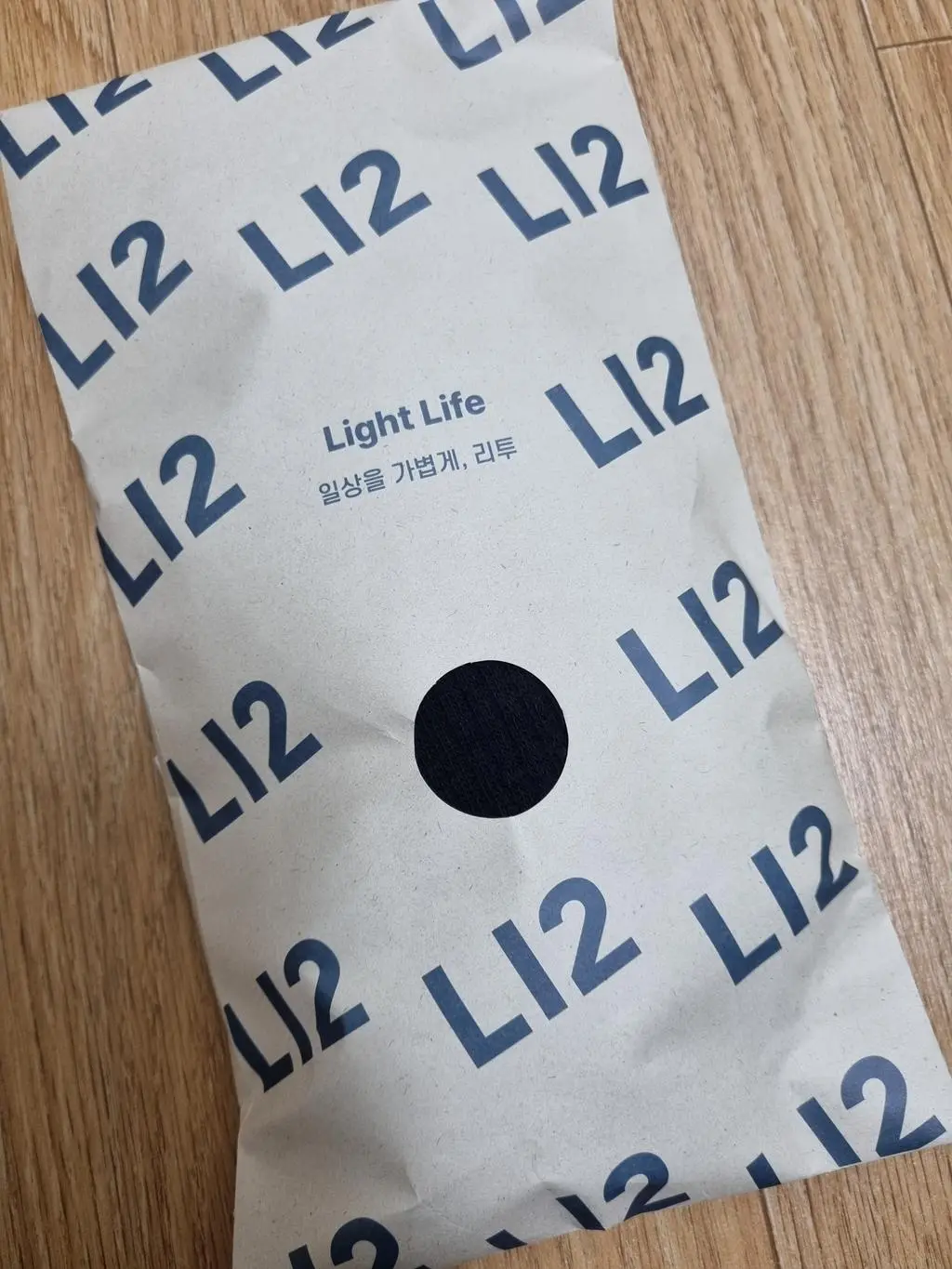 양말이 제법 도톰하고 착용감?이 좋아요 부드러우면서 포근하니 좋네요