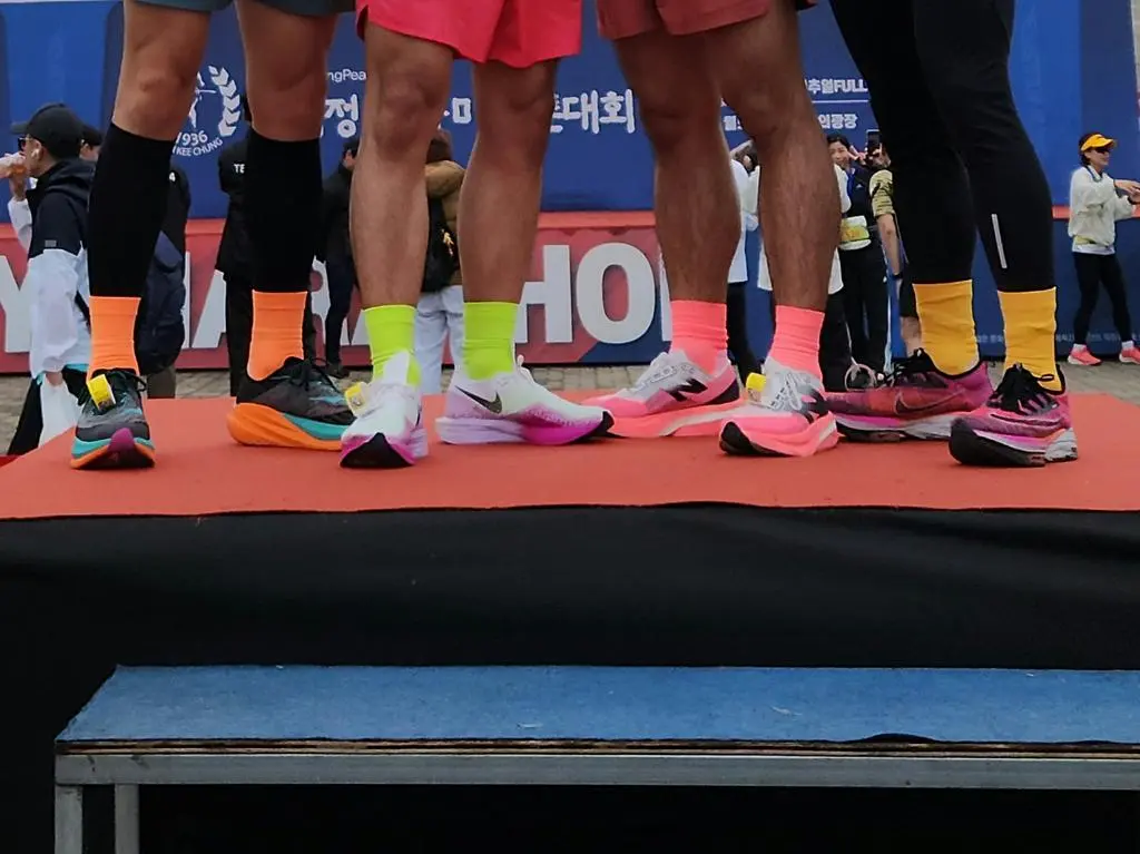 좌우 아치쪽 쿠션, 중족부 밴드느낌 잡아줌, 컬러감으로 기분까지 뿜뿜~