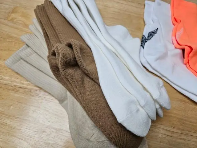 폭식폭신 따뜻한데 발볼이 넓은편이라 발이 더 커보이는건 어쩔수없는것 같아요. 그래도