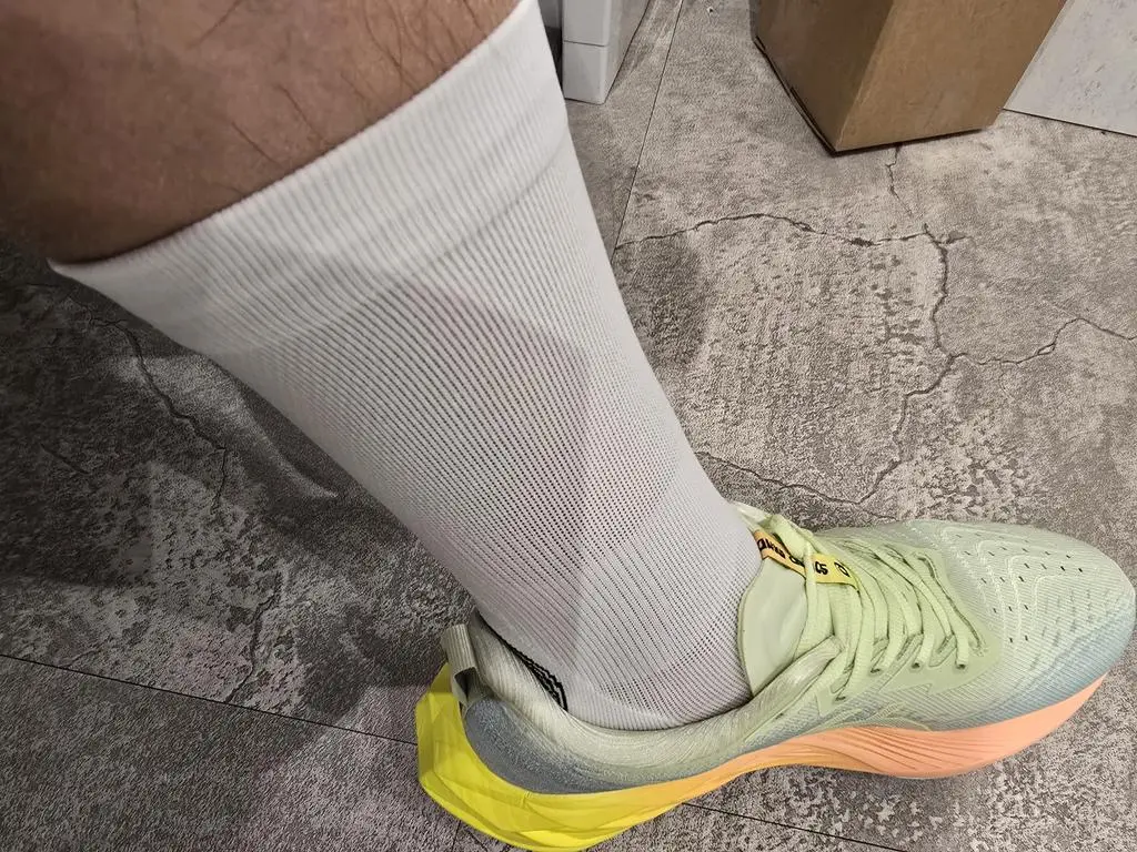 최근 족저근막염으로 고생하고 있다가 우연히 접하게 되었는데요~
