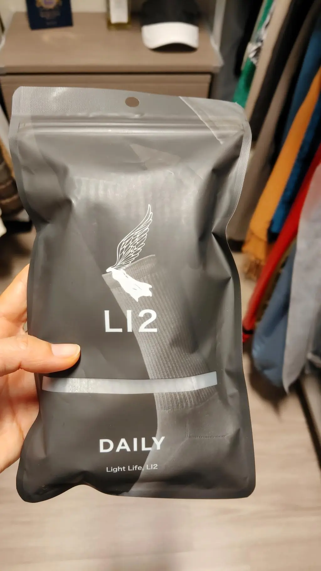 깔끔한 개별포장으로 온 것도 좋았지만 적담한 두께감에 목이 올라오는 양말이라 이반 