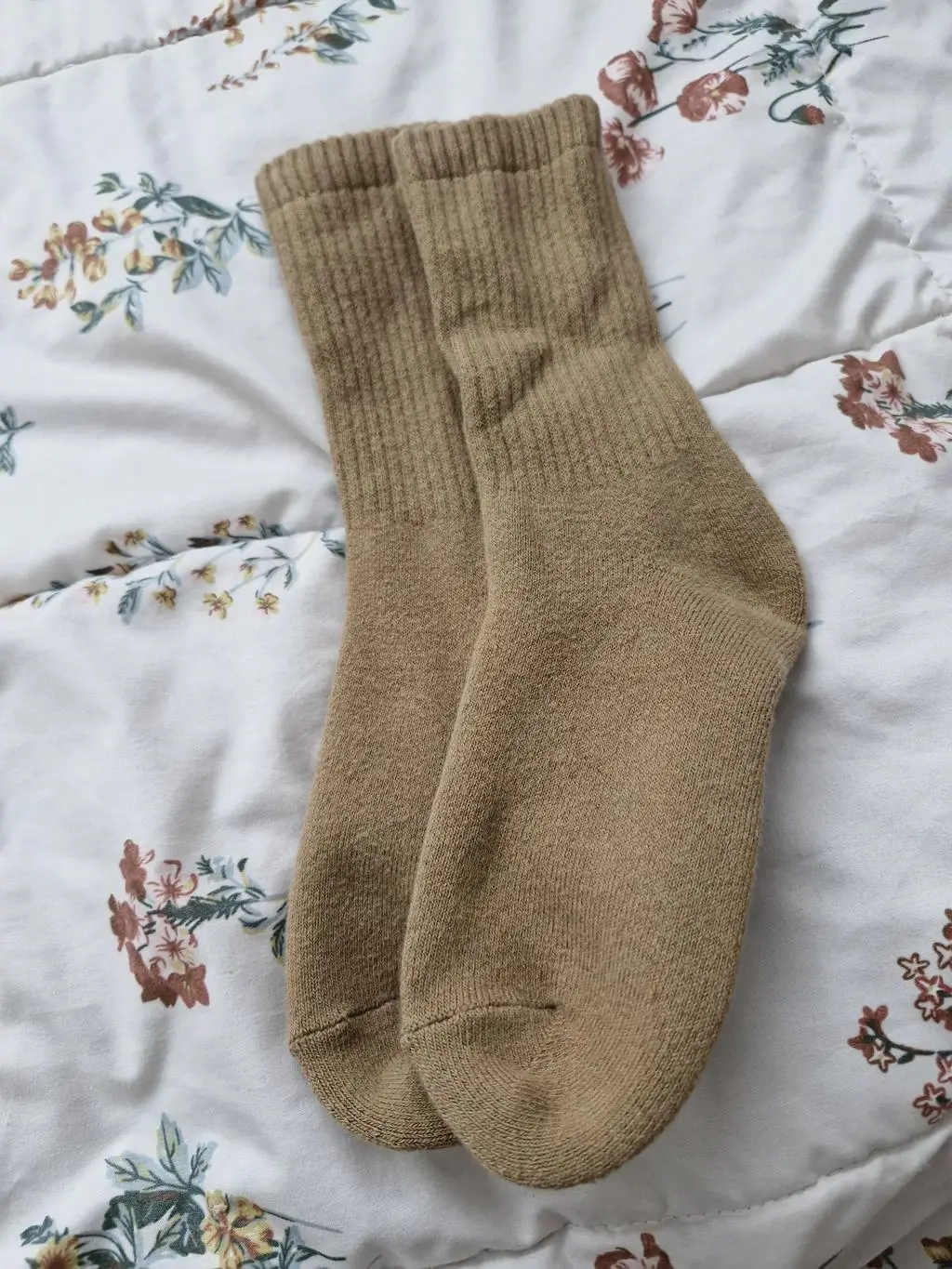 계절이 겨울로 바뀌며 옷을 정리하다 보니 서랍속 양말도 보게 되었어요. 여름내 신던 